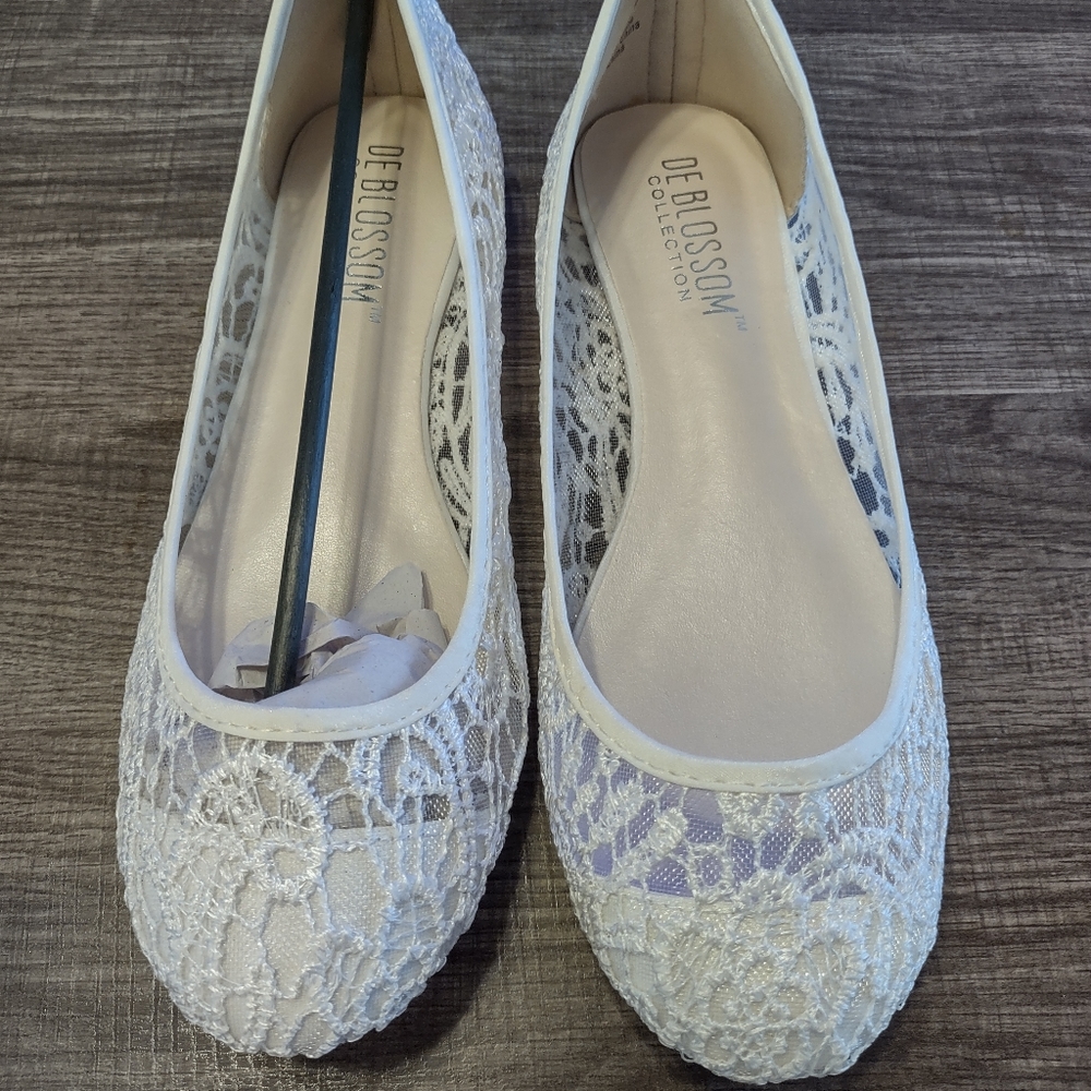 De Blossom White Lace Flats, Size 7 Wide